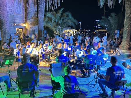 Mestna godba Kamnik spet navdušila na otoku Vis (4)